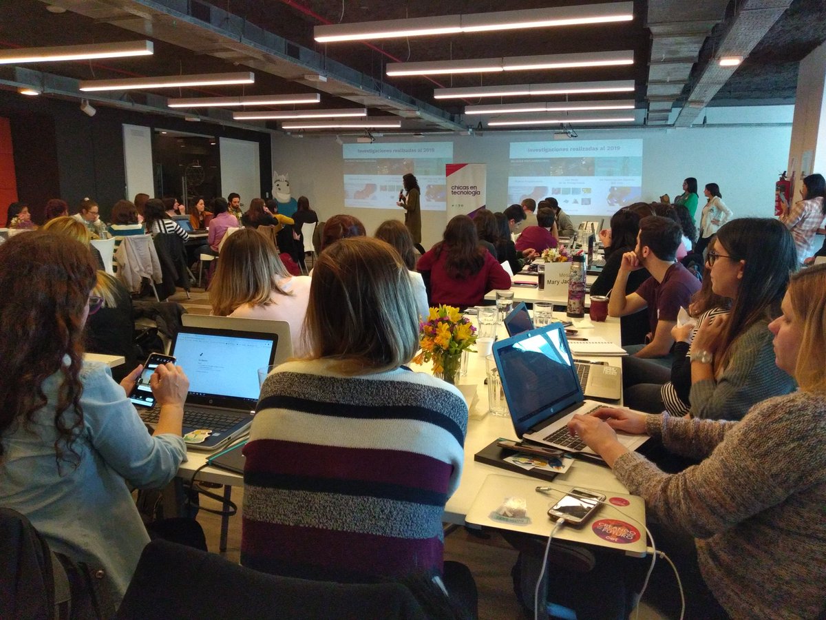chicasentec's tweet photo. ¡Comienza el #Compilatoncet! @melinamasnatta, @consu_l @popo y Ale Gutiérrez presentan CET y cómo vamos a trabajar hoy. https://t.co/fkqHHtFF8i
