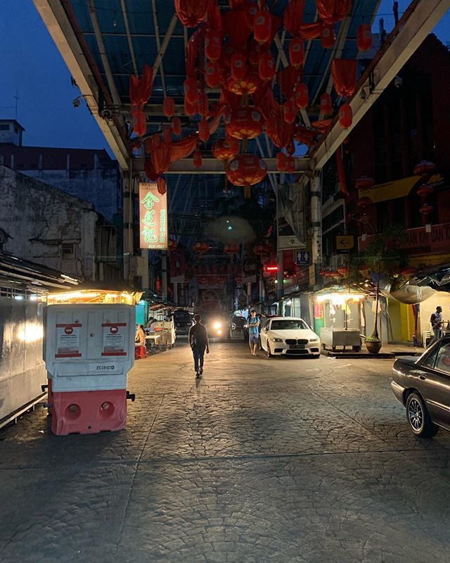....vanochtend wakker geworden in Chinatown van Kuala Lumpur 🍜🏯🕌🏮🇱🇷 #boumannenreis #kualalumpur #malaysia #chinatown #nighttrip #enweerdoornaar #lombok