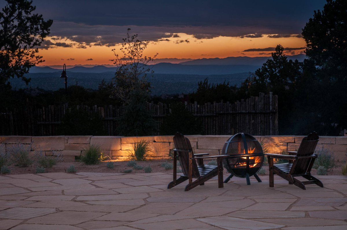 SantaFeNMTrue's tweet photo. When the New Mexico evening skies meet the Jemez Mountains? That' when you're gazing out at the amazing @NewMexico landscape while your relaxing on the patio of the Four Seasons Resort Rancho Encantado 

#fssantafe #fourseasons #simplysantafe #newmexicotrue https://t.co/8s1Jie4IF6