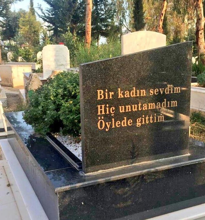 Düşünsenize mezar taşınızda bitişik bağlaç yazıyolar kalkıp düzelttiremiyon mecbur yatıyon altında 100 yıl