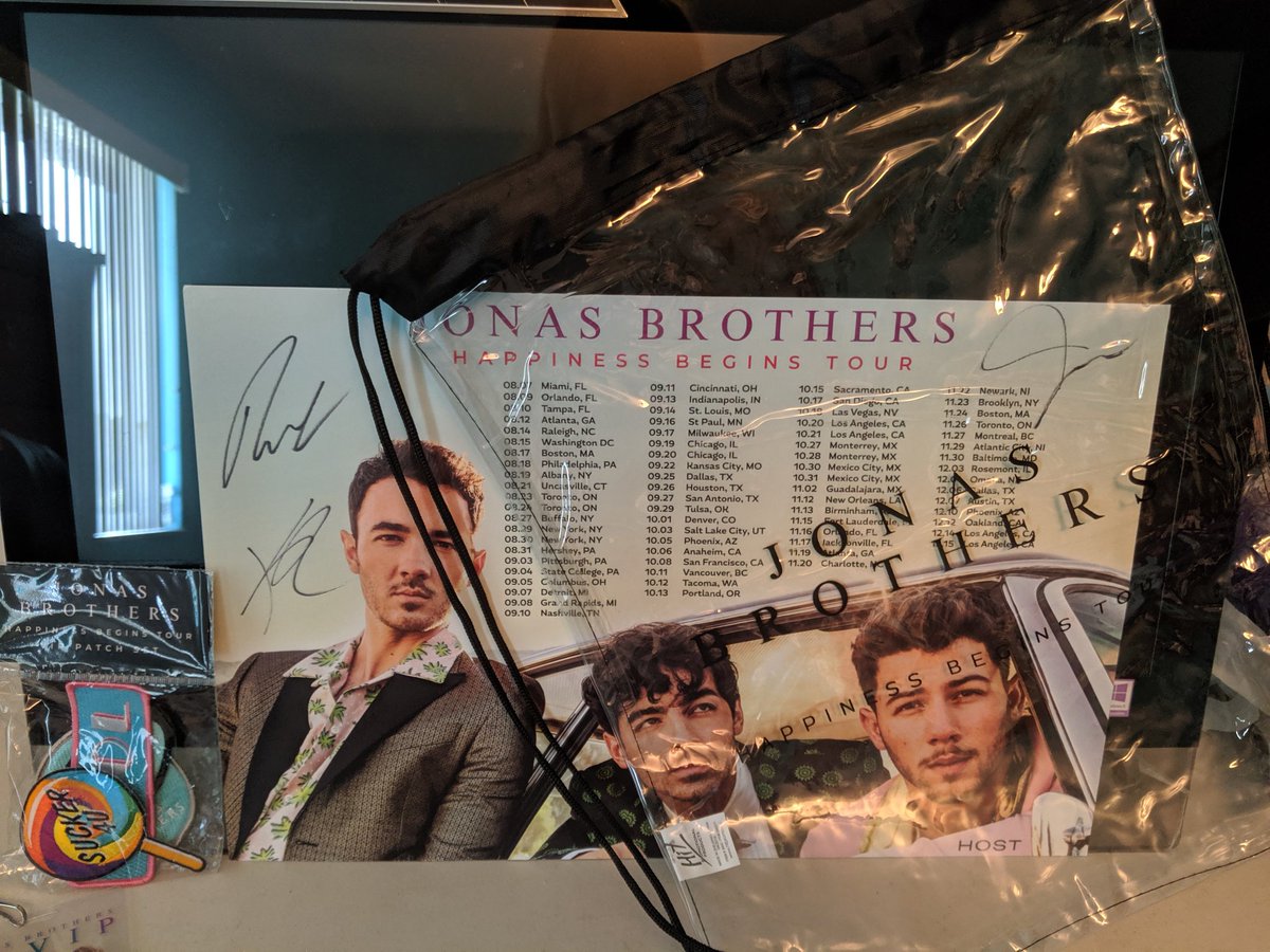 jayjay132xo's tweet photo. Close ups of what they gave us after we met them last night 😍 We got a clear string bag with signed poster (very nice cardstock!), and 4 awesome patches! #HappinessBeginsTour #HostVIP #JonasBrothers https://t.co/StuTUcoMVY