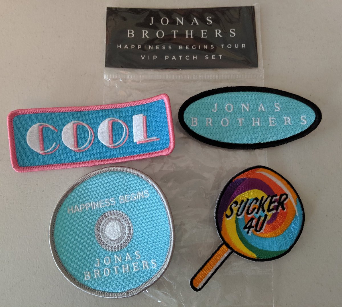 jayjay132xo's tweet photo. Close ups of what they gave us after we met them last night 😍 We got a clear string bag with signed poster (very nice cardstock!), and 4 awesome patches! #HappinessBeginsTour #HostVIP #JonasBrothers https://t.co/StuTUcoMVY