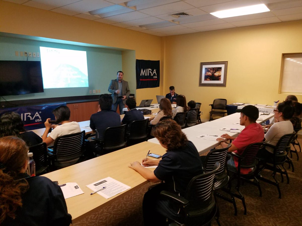 MIRAUSAOficial's tweet photo. En estos momentos se da inicio al Taller "Cómo emprender o mejorar su negocio" en la librería pública del condado de #Palmbeach #MIRAUSA #AyudarNosMueve #HelpingMoveUs https://t.co/Q321Q6unpv