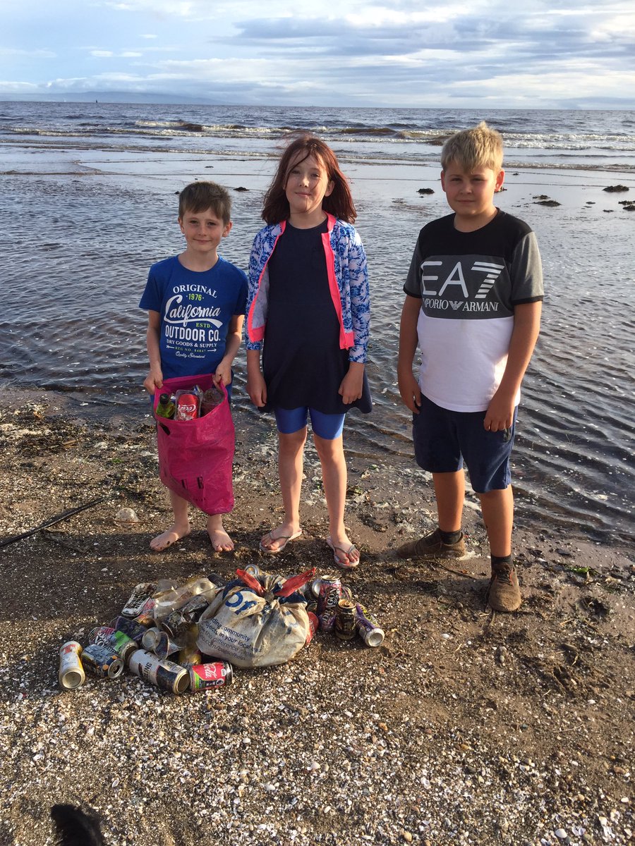 Katie, Jack and Sonny litter picking at Irvine beach #glebies  #CleanUpScotland #loveirvinebeach