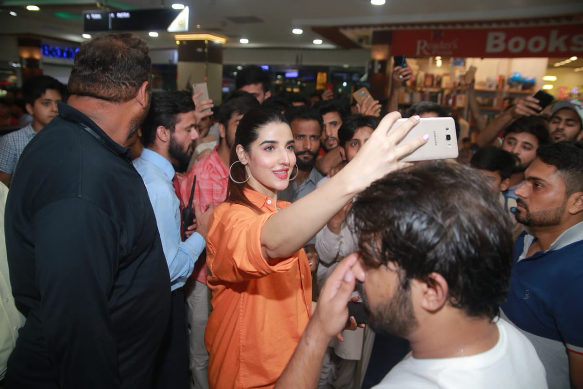 biryanistan1's tweet photo. The #HeerMaanJa team takes over #CentaurusMall #Islamabad in full swing❗Making the crowd roar with excitement as they sang their promotional rap song and #FaizanShaikh performed on #AddiMaar❗
 #IRKFilms | #ArifLakhaniFilms | #GeoFilms | #DistributionClub | https://t.co/P6dKtWv1b9