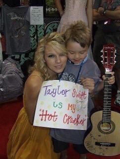 w3irdgrrrI's tweet image. jumping on the #TaylorSwiftIsLoved bandwagon 🥺💘