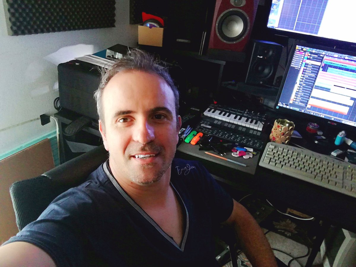 OficialCostinha's tweet photo. Olá fãs e amigos, vem aí nova musica, fiquem atentos e contará com a participação de alguém muito especial com mais de 30 anos de carreira.
Quem Será?
#TONYCARREIRA
#MARCOPAULO
#MARANTE
#JOSÉALBERTOREIS
#MIGUEL&ANDRE
#LUCAS&MATHEUS https://t.co/IRDEBUyOhK