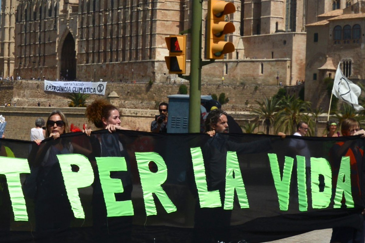 Nos estamos rebelando por la vida!

No queda tiempo!

Queremos que los gobiernos actúen ya!

#ExtinctionRebellionSpain
#RebelForLife 
#EmergenciaClimatica