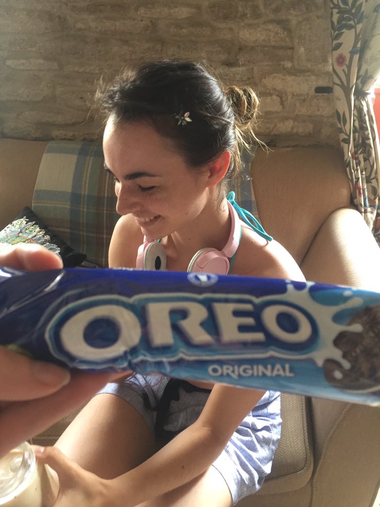 mlliei's tweet photo. Mum texted me to get eva some euros for her holiday in Paris but I misread the text #Oreos https://t.co/XjrWPhPE2Q