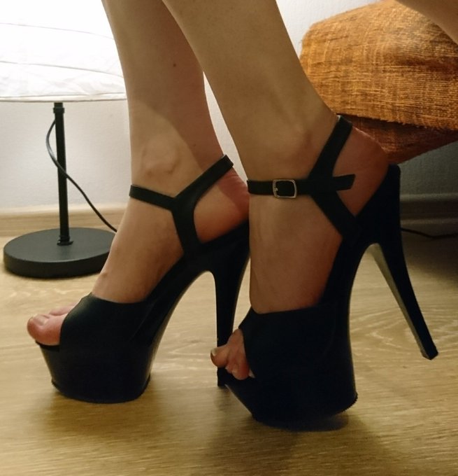 #femdom #highheels #footfetish #striptease #sexyfeet #magrettadering https://t.co/Lj2eppombI