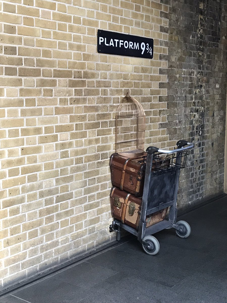 siemprenomadas's tweet photo. Hemos pasado por Londres ya que teniamos que hacer unas cosillas de trabajo, y como el tren desde Newcastle nos deja en Kings Cross, no nos hemos querido perder el famoso andén 9 y 3/4 que lleva al Expresso de Howgarts!!! https://t.co/9BwaJK3A8o
