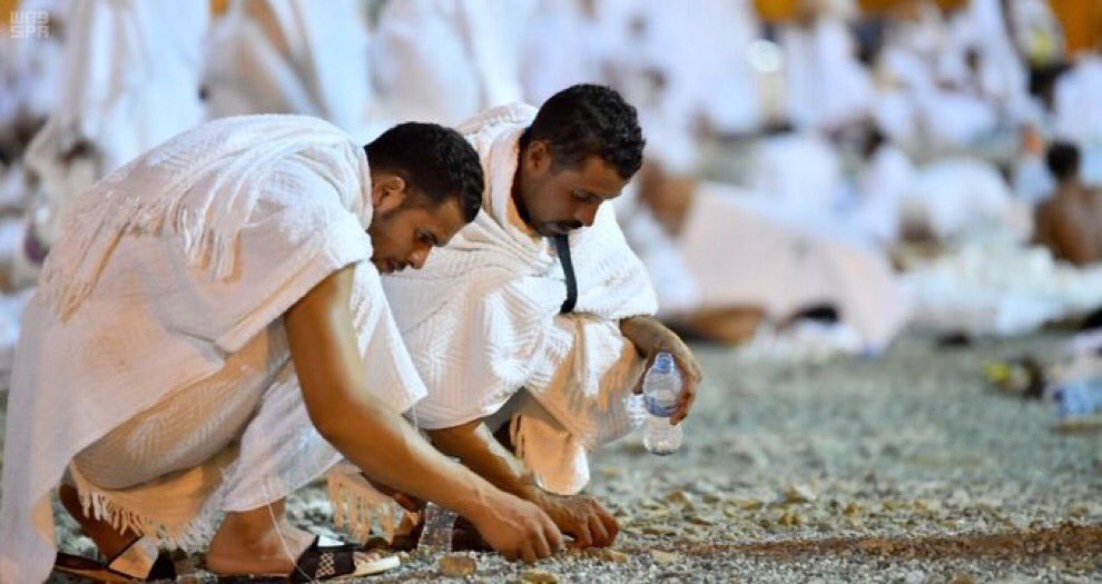 AmnaFazail's tweet photo. Collecting pebbles for #Sheetan  
#Hajj2019 https://t.co/tlFZwgUYyG