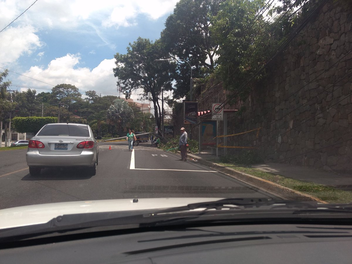 mac1091's tweet photo. Complicado zona rosa @SoyacitySV @alertux https://t.co/dJGZHvdkg3