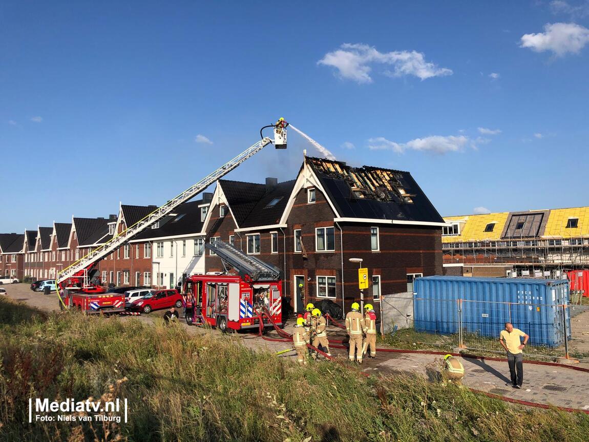 mediatvnl's tweet photo. Brand in zonnepanelen op het dak van een woning aan de Architectenlaan in Bergschenhoek. De woning heeft flinke schade opgelopen. https://t.co/bgkM47BK0j
