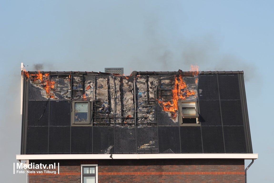 mediatvnl's tweet photo. Brand in zonnepanelen op het dak van een woning aan de Architectenlaan in Bergschenhoek. De woning heeft flinke schade opgelopen. https://t.co/bgkM47BK0j