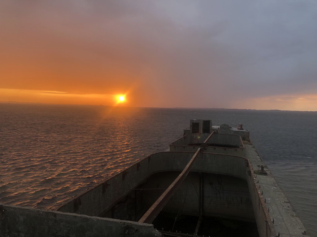 vizepunkt's tweet photo. #sonnenuntergang #redentin #betonschiff mit regenfront https://t.co/HtwtsCiC8i