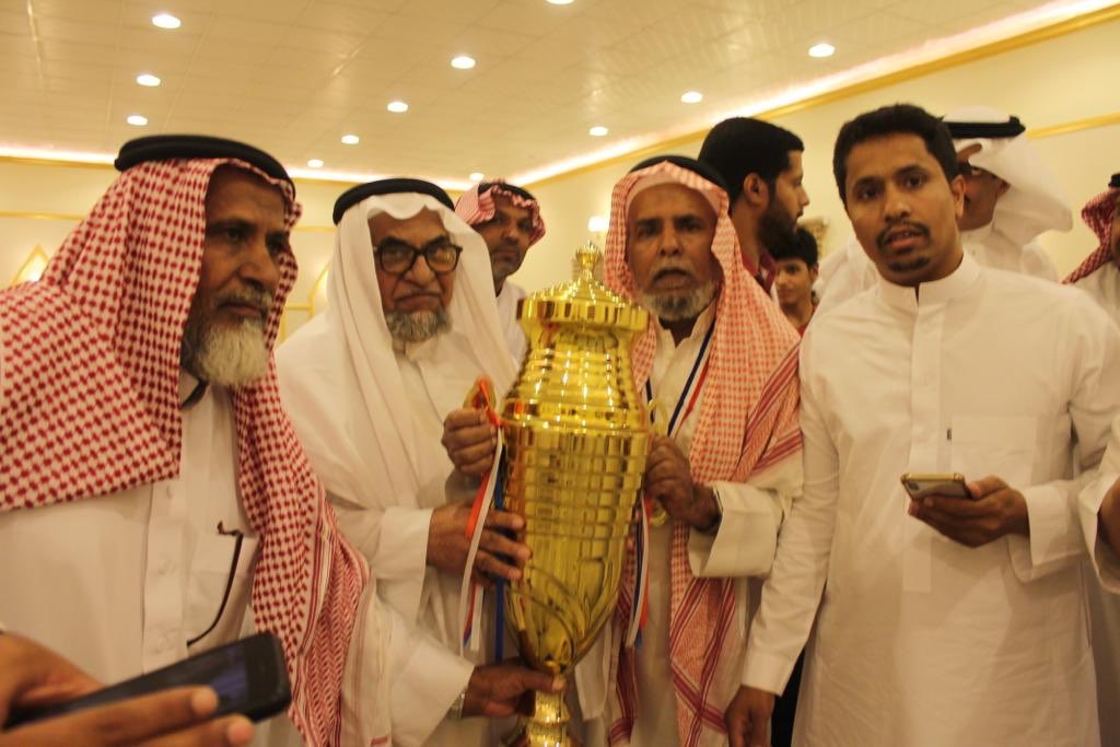Alghozlan_FC's tweet photo. صورة للشيخ رشيد بن رشيد ورمز الغزلان رجا بن محمود والشيخ عيد بن حماد مع كاس البطولة في حفل فريق الغزلان 
#الغزلان_بطل_بطولة_الجوهره https://t.co/LlV5lS7qzw