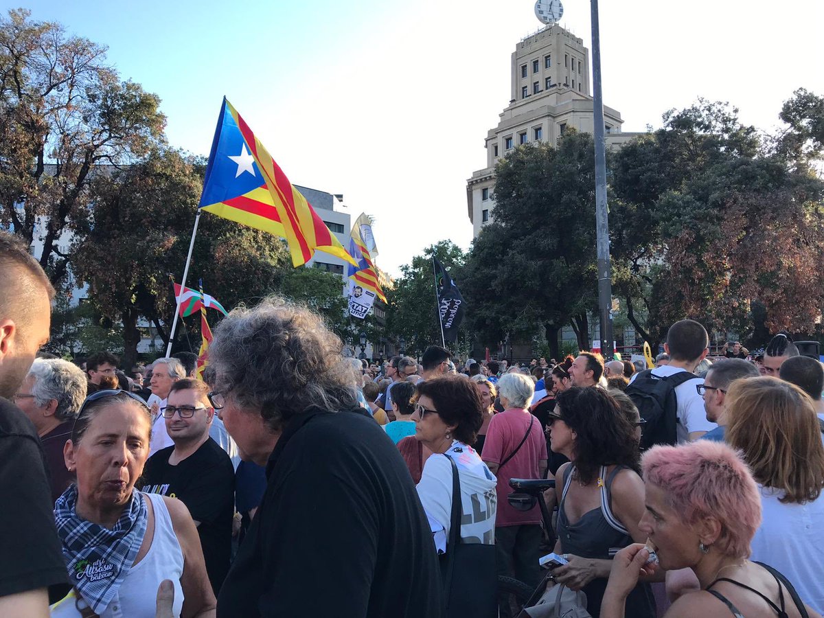 JoanTarda's tweet photo. Aquesta tarda a plaça Catalunya de BCN hem fet costat els joves  d’#Alsasua empresonats i hem denunciat la repressió i la venjança de l’Estat espanyol. #FreeThemAll @Altsasugurasoak @Esquerra_ERC #AltsasukoakASKE @Esquerra_ERC https://t.co/wf8FWvsLzx