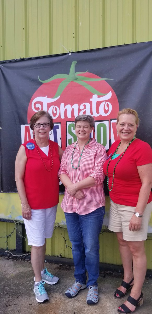 JudgeCrimDivIV's tweet photo. Really enjoyed spending this beautiful summer day at the East Nashville Tomato Art Festival 🍅 with my colleagues Chancellor Patricia Moskal and Chancellor Anne Martin! https://t.co/QWxFYBaHJU