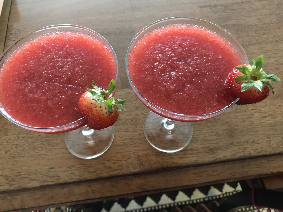 Darrell_Clem's tweet image. Before and after.
#strawberries #margaritas
#SaturdayChilloutZone #home