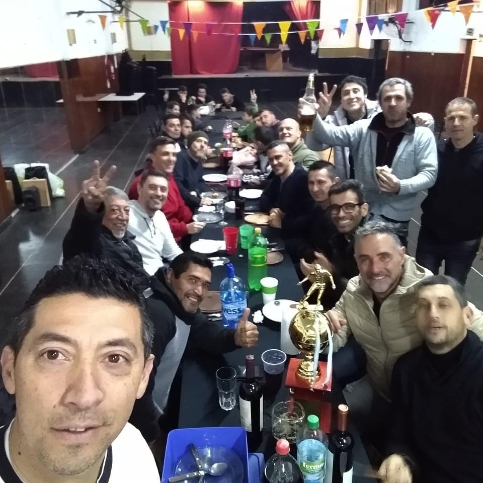 juliosanchez_ok's tweet photo. Gran noche de festejo por la Copa de Oro del SuperSenior de AFA conseguido el lunes ante Gimnasia y Esgrima de La Plata.... @seleccionsenior https://t.co/RWdOYsBKrl