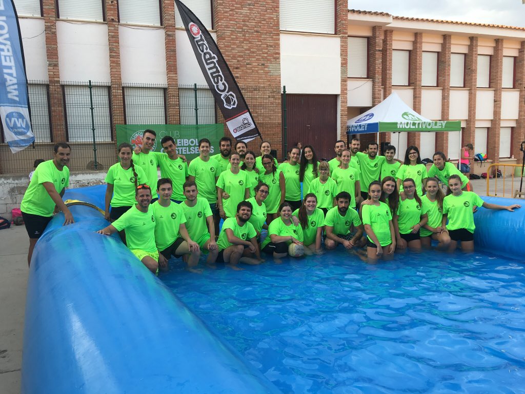 cvcastelseras's tweet photo. El torneo de #watervoley de Castelserás reune a 11 equipos en nuestra localidad. Éxito de participación en el primera edición del torneo. #VoleibolCastelseras https://t.co/fHHUZ4D5q6