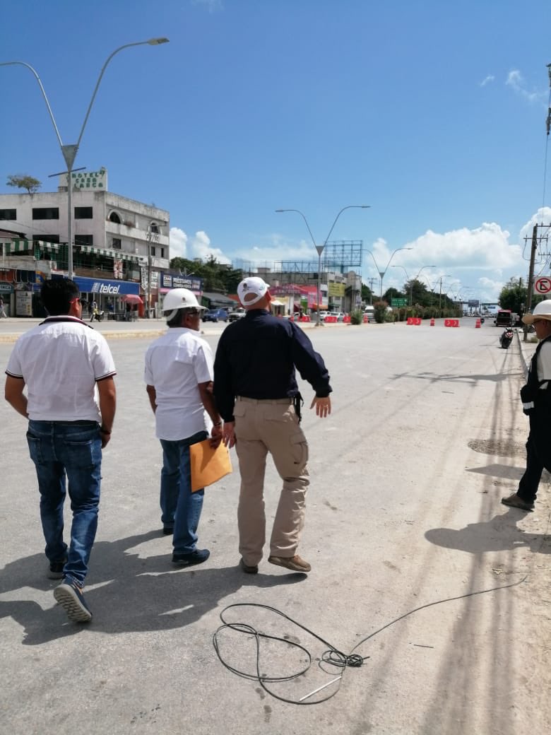 SeopQRoo's tweet photo. Con el objetivo de supervisar el avance de la obra del mejoramiento de la imagen urbana de el crucero en la ciudad de Cancún,el titular de la SEOP William Conrado Alarcón realizó un recorrido con el secretario de la SECOES Rafael Del Pozo e integrantes del comité de Contraloría. https://t.co/2bMgY0gu79