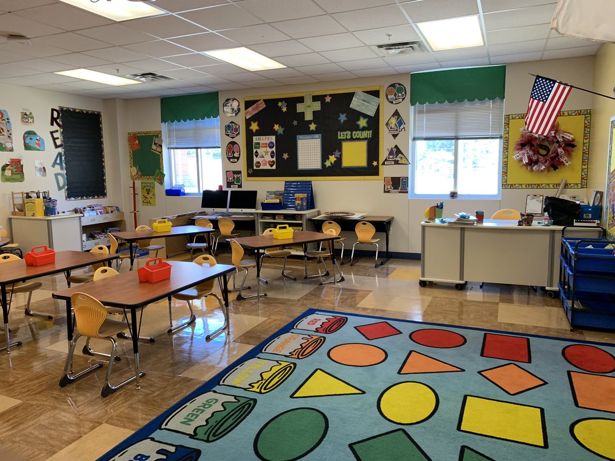 MissSmithsKids's tweet photo. I’m not totally finished but check out my FIRST classroom! ☺️ Thank you to everyone who has helped and supported me! Especially my Mama, Nana, Aunts,Cousins, and Mentors!! I am soooo blessed and thankful! #MissSmithsClass🍎 #FirstGrade https://t.co/Y3WsP2mm6l