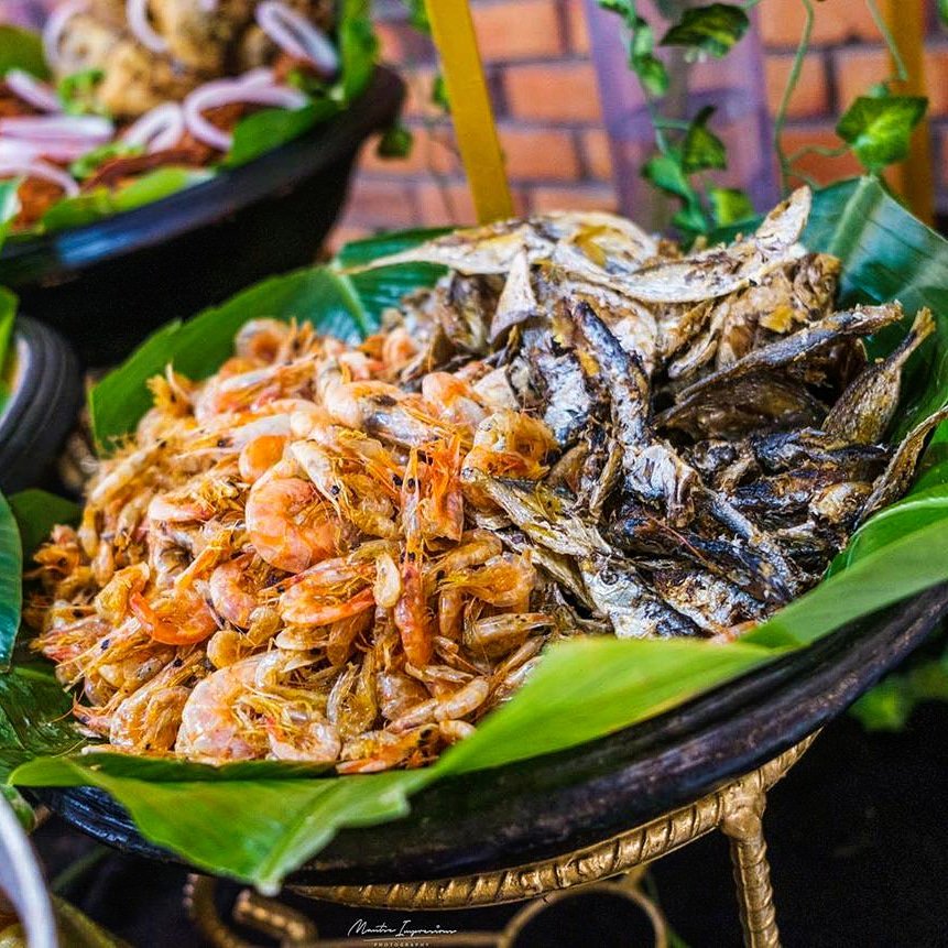 ghanaianfoodnet's tweet photo. Who's bringing the #Kenkey, we're grinding the mɛko now.
#Nkyinam X #Mɔnkɔ looking perfect in flavour boosting eco-friendly leaves and our Asanka!
Delicious #Ghana!
📸 @nyonyogh #GhanaianFoodNetwork #BanPlasticGhana #EcofriendlyUtensils #Asanka #EcofriendlyHabits https://t.co/3QzBzCpu6R