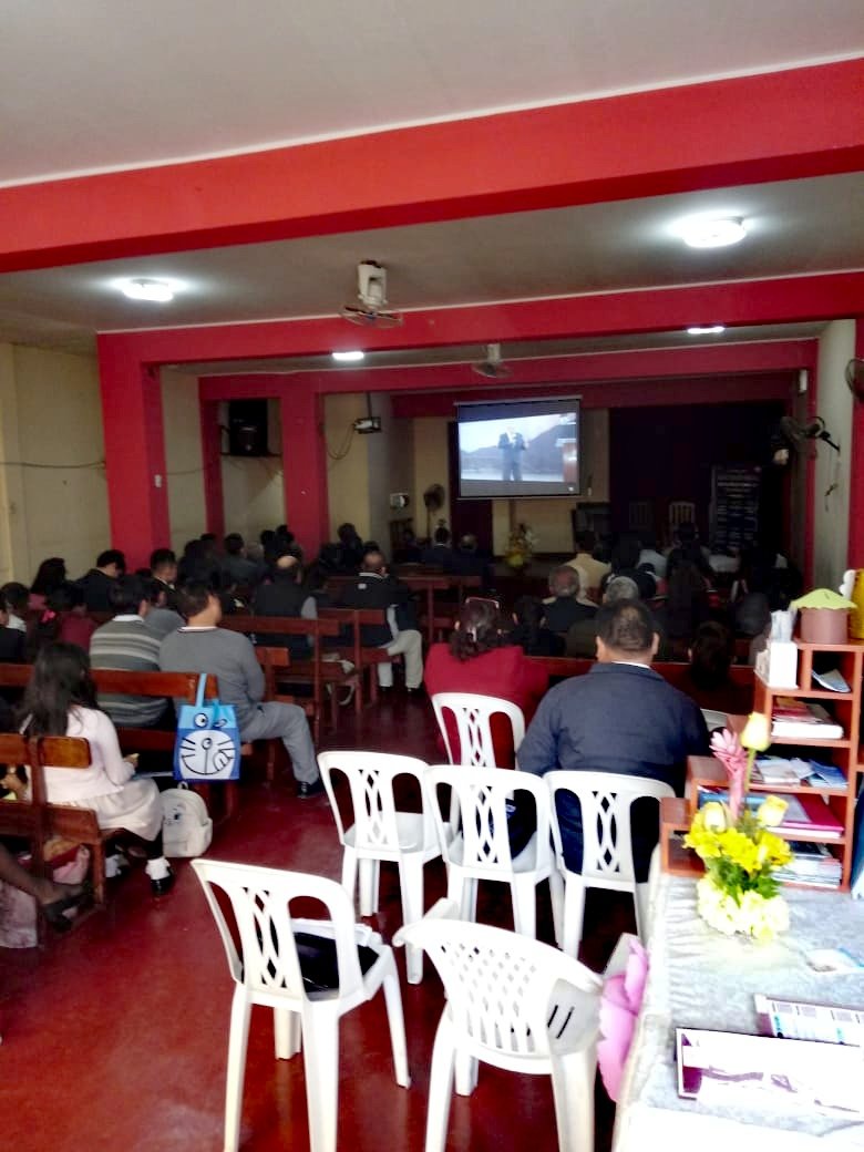 PrRodriguezs's tweet photo. Disfrutando! Al escuchar la palabra de Dios a través del Pr Bullon los asistentes a las diferentes iglesias de SMP D en Lima-Perú. Abrazos y bendiciones. #GraciaTransformadora #MICOP @AdventistaMiCOP @NuevoTiempoPeru @iasdsudamerica https://t.co/VjMjecKhcD