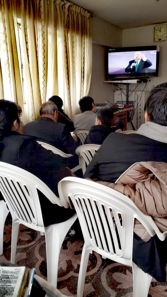PrRodriguezs's tweet photo. Disfrutando! Al escuchar la palabra de Dios a través del Pr Bullon los asistentes a las diferentes iglesias de SMP D en Lima-Perú. Abrazos y bendiciones. #GraciaTransformadora #MICOP @AdventistaMiCOP @NuevoTiempoPeru @iasdsudamerica https://t.co/VjMjecKhcD