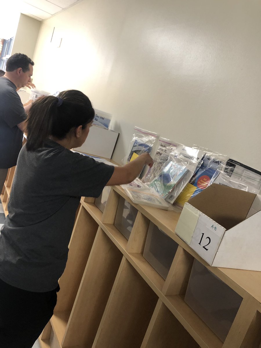 Bellco_CU's tweet photo. In an underserved community, in the heart of the i70 construction is Swansea Elementary. Today, as part of the #BellcoGivesBack program, over 75 volunteers from Bellco, @LatinosLead, &amp; @DenverChannel came together to help organize, clean, and prepare the school for the new year! https://t.co/nWRilJhEWw