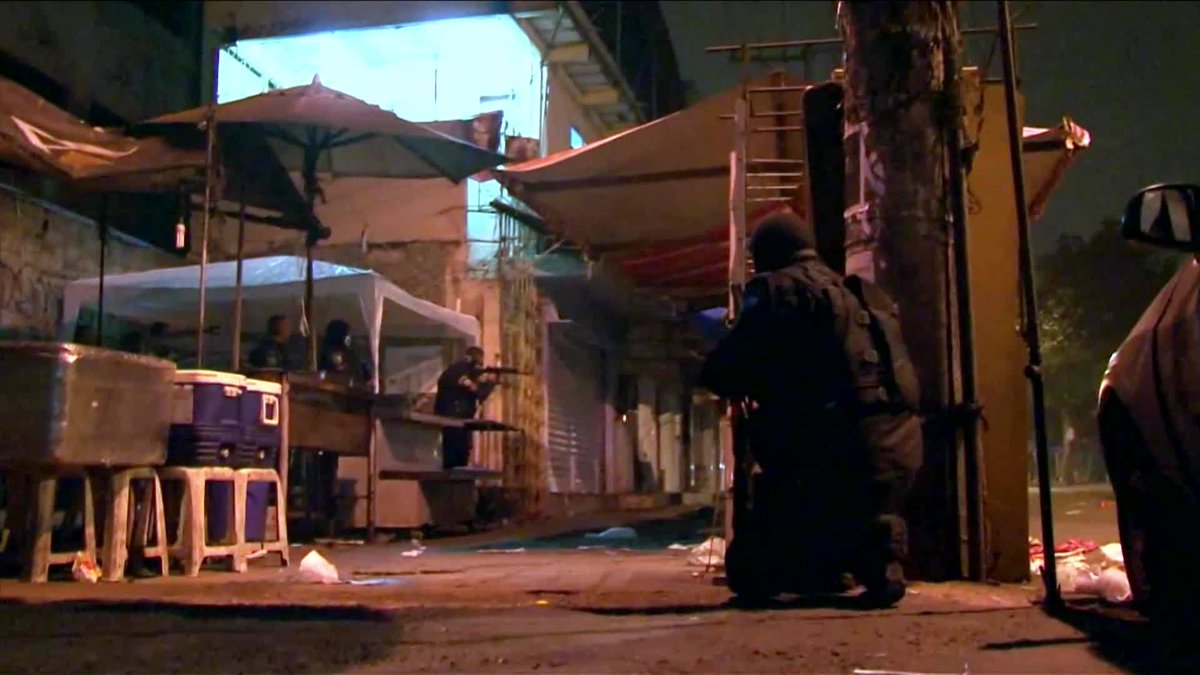 GloboNews's tweet photo. O #Documentario #RelatosDoFront, que tem coprodução da #GloboNews e da @GloboFilmes, discute o problema da violência no Rio de Janeiro na visão de policiais, juízes, ex-traficantes, especialistas e jornalistas. Começa agora. https://t.co/4ZdYuCo9Li