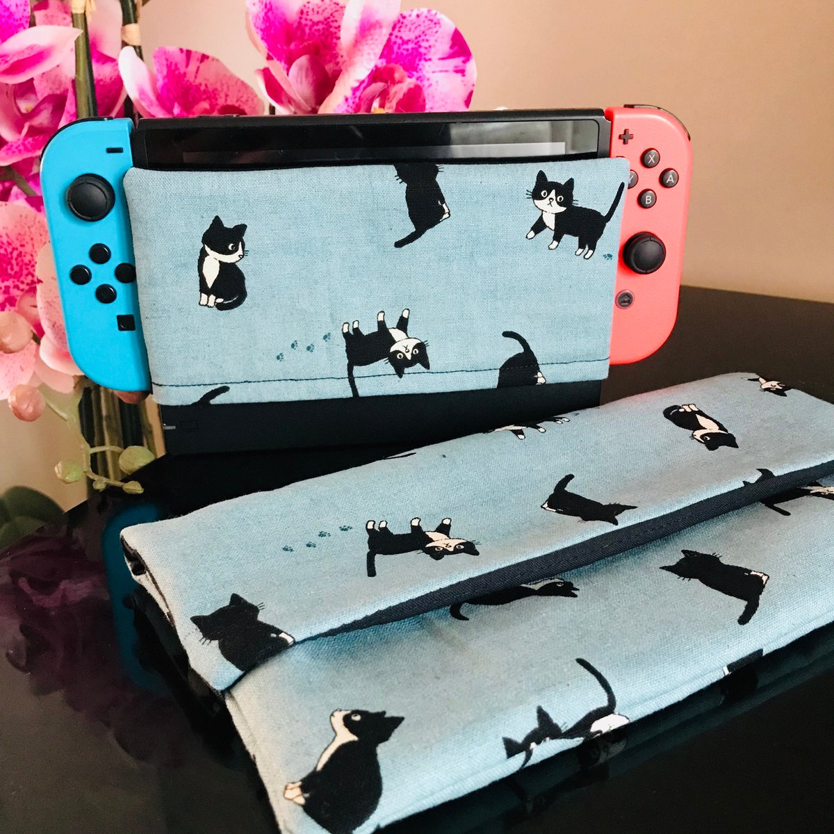 sewsewsamurai's tweet photo. Just finished designing and making a switch travel case, what do you guys think?
#nintendoswitch #japanesefabric #kawaii #cats #kittyπ± #etsy #geekery #docksock #kawaiidocksock #screenprotector #switchdocksock #nintendocover #nintendouk #nintendogamer https://t.co/686E8dfiZc