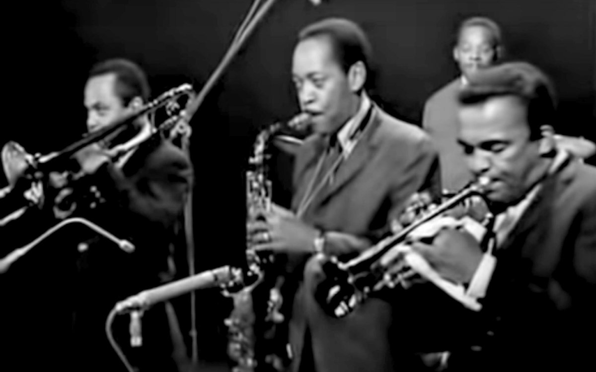 🎶🎷🎺🎹🎵

'Buzzy' (by Charlie Parker) live
TV BBC 'Jazz 625' London

#SonnyStitt  #sax
#HowardMcGhee #trumpet
#JJJohnson #trombone
#WalterBishop #piano
#TommyPotter #bass
#KennyClarke #drums

youtube.com/watch?v=J6uT4W…

#CharlieParker #Jazz #JazzSaturday #JazzLovers #LiveMusic