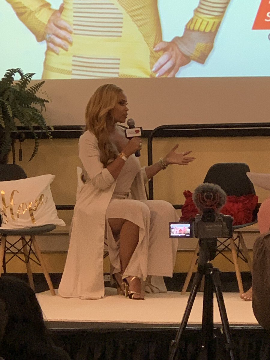TeamAdvantEDGE's tweet photo. @GizelleBryant dropping GEMS of wisdom for Sistahs in business ...”don’t add frivolous things to your plate...evaluate what it will add to your legacy” #SIBExpo #ColumbiaSC https://t.co/3l5PhqUm5b