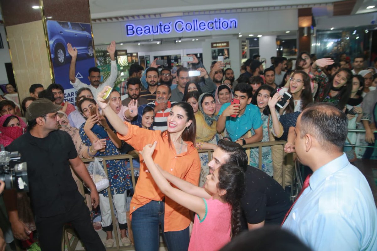 LFI_Lollywood's tweet photo. The @HeerMaanJa team takes over #CentaurusMall #Islamabad in full swing❗Making the crowd roar with excitement as they sang their promotional rap song and #FaizanShaikh performed on #AddiMaar❗

@FarooqHareem @alirehmankhan  @mFaizansk @Irkfilms @GeoFilms_Geo @ImranRazaKazmi1 https://t.co/r36Nsv7pR0