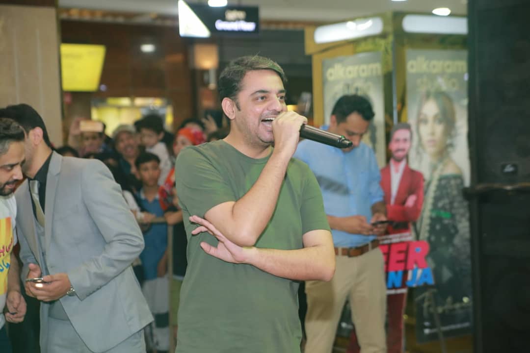 LFI_Lollywood's tweet photo. The @HeerMaanJa team takes over #CentaurusMall #Islamabad in full swing❗Making the crowd roar with excitement as they sang their promotional rap song and #FaizanShaikh performed on #AddiMaar❗

@FarooqHareem @alirehmankhan  @mFaizansk @Irkfilms @GeoFilms_Geo @ImranRazaKazmi1 https://t.co/r36Nsv7pR0