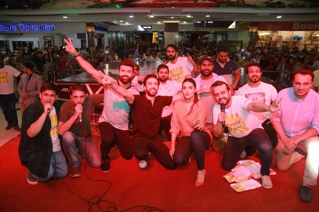 LFI_Lollywood's tweet photo. The @HeerMaanJa team takes over #CentaurusMall #Islamabad in full swing❗Making the crowd roar with excitement as they sang their promotional rap song and #FaizanShaikh performed on #AddiMaar❗

@FarooqHareem @alirehmankhan  @mFaizansk @Irkfilms @GeoFilms_Geo @ImranRazaKazmi1 https://t.co/r36Nsv7pR0