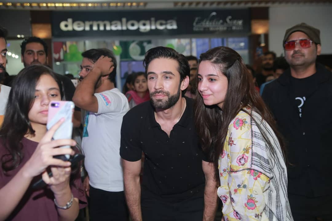 LFI_Lollywood's tweet photo. The @HeerMaanJa team takes over #CentaurusMall #Islamabad in full swing❗Making the crowd roar with excitement as they sang their promotional rap song and #FaizanShaikh performed on #AddiMaar❗

@FarooqHareem @alirehmankhan  @mFaizansk @Irkfilms @GeoFilms_Geo @ImranRazaKazmi1 https://t.co/r36Nsv7pR0
