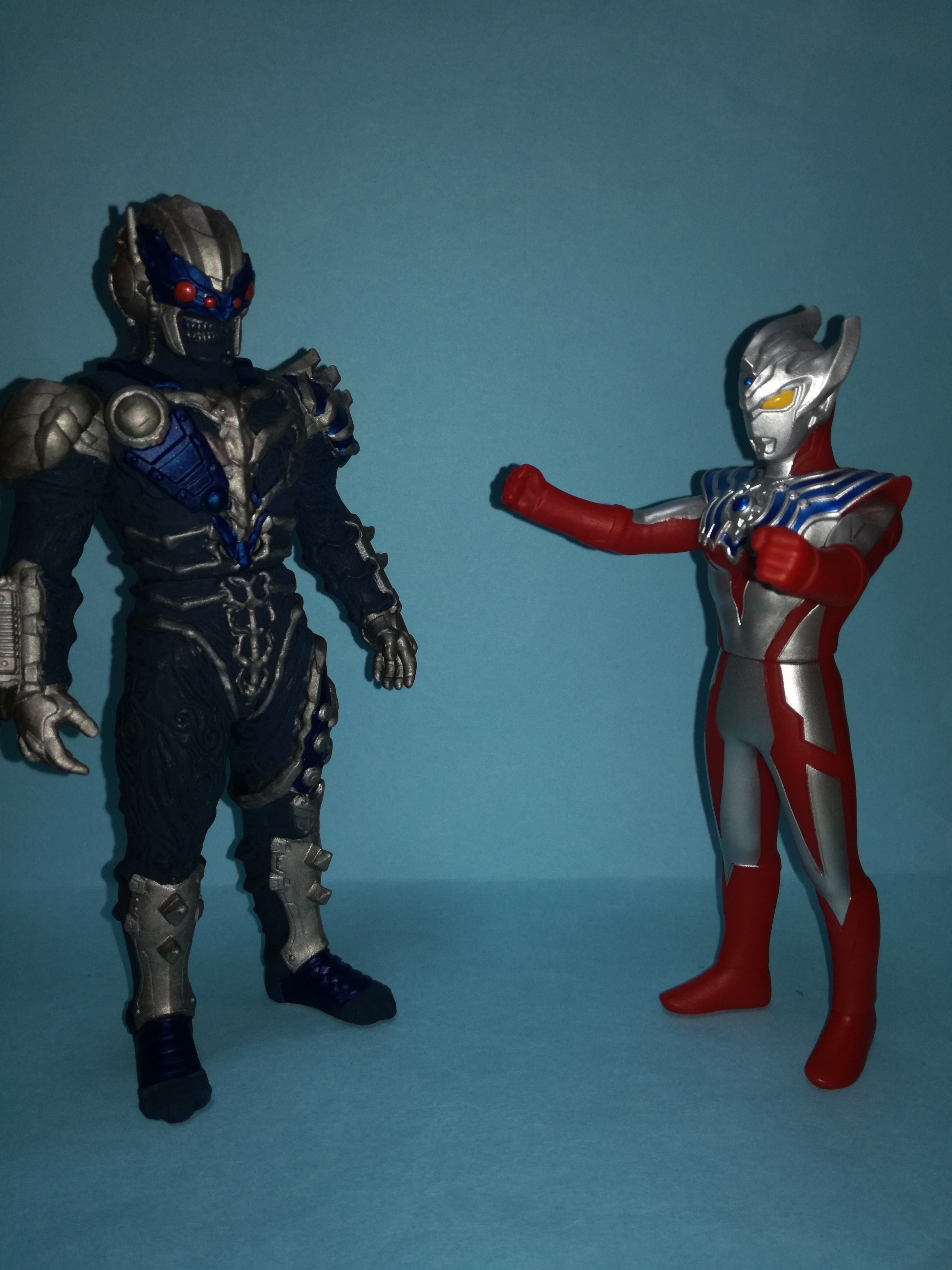 きんぴらごぼう とみそ汁 ガピヤ星人アベルです 普通にリペイント と思ったら右の銃の形が違いました ソフビの切り出しから形だけそれっぽく 劇中の活躍を観てから作りましたので 青い 感じのカラーで 色違いとは言え 手間をかけて別キャラクター