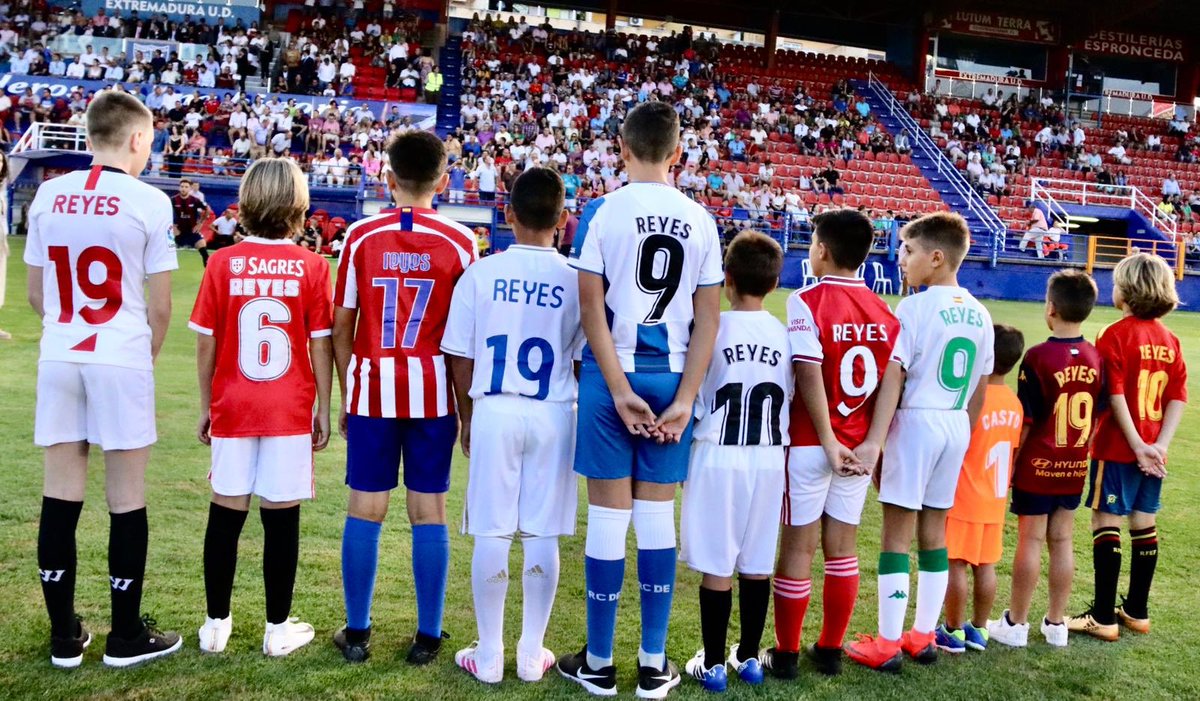 EXT_UD's tweet photo. En un día tan emotivo como el de hoy, queríamos que todos estuvierais presentes
 
@UTRERACD 
@SevillaFC 
@Arsenal 
@realmadrid 
@SLBenfica 
@SeFutbol 
@Atleti 
@RCDEspanyol 
@Cordobacfsad  
Xinjian Leopard FC 

#UnidosPorTi https://t.co/MI1MID9B93