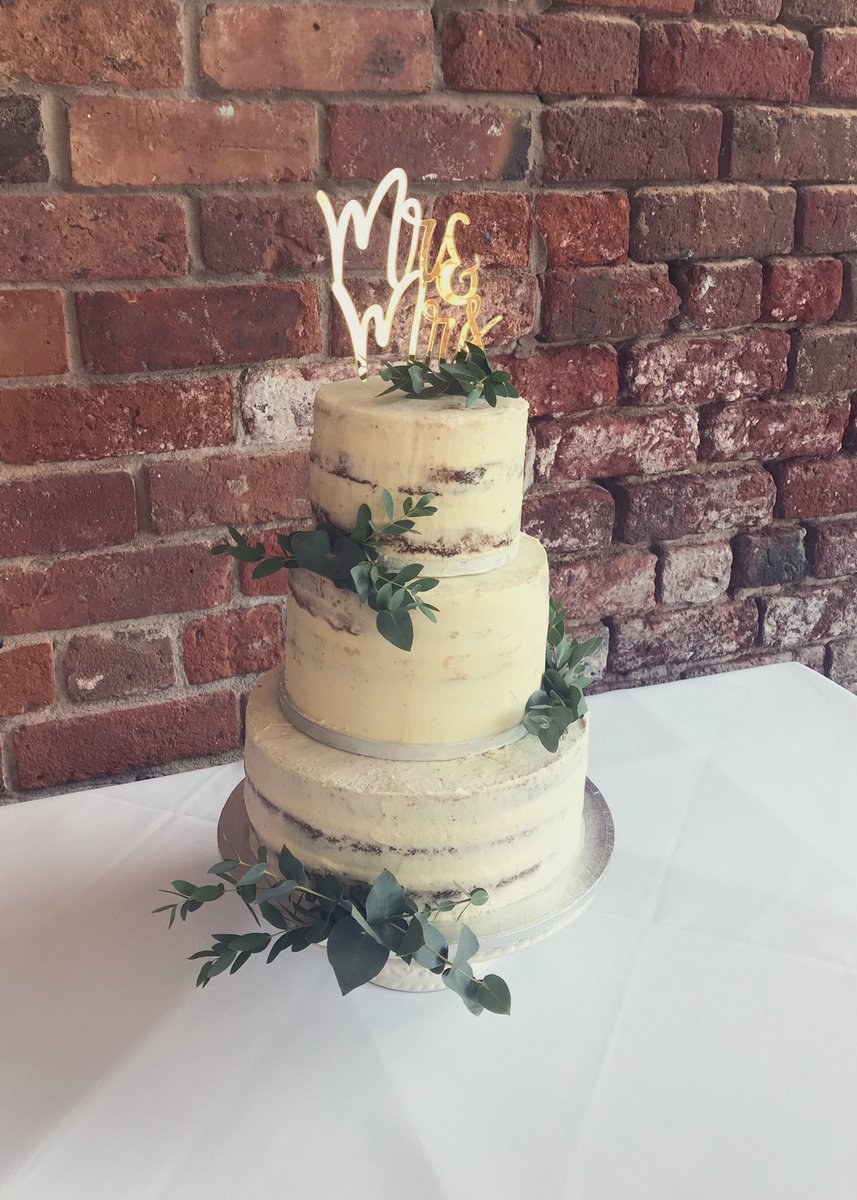 MoonBakes's tweet photo. Loved the laid back chic styling of this weekend’s wedding. #weddingcake #simplicity at the beautiful @DoubleTreeChest https://t.co/yhxlFUqEGs