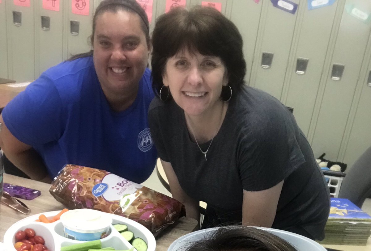 junge_andrea's tweet photo. These amazing room moms from last year did not stop being amazing when their kiddos left my class. They’re now friends, and I am so lucky to have them! This teacher’s classroom is all ready to go for the 2019/2020 year thanks to them 💗 @Mylifesahoot #wesclinwarriors https://t.co/Vuqlli4AXq