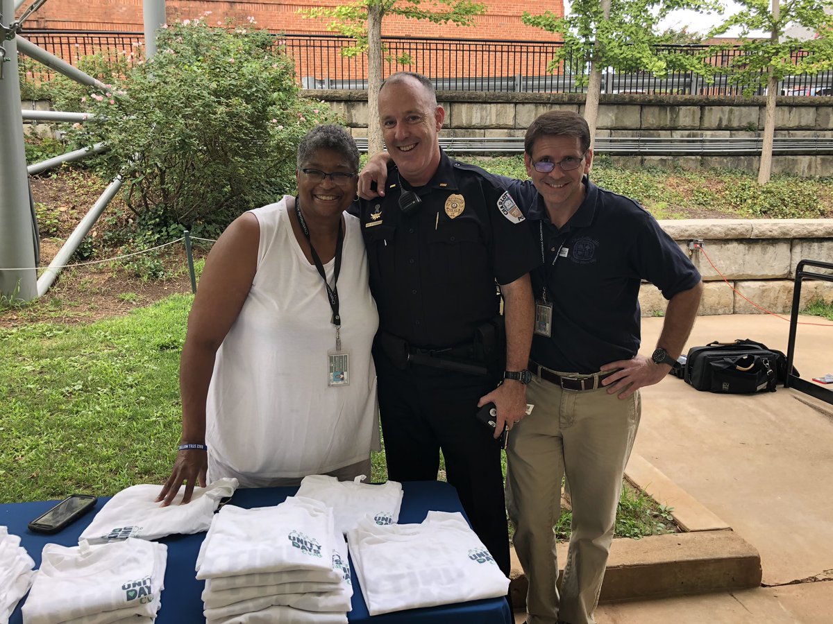 cvillepolice's tweet image. Lt. O’Donnell helping out with at #UnityDays tent ahead of the #CvilleSingOut. We’re proud to support the @CvilleCityHall in the Unity Days events!
