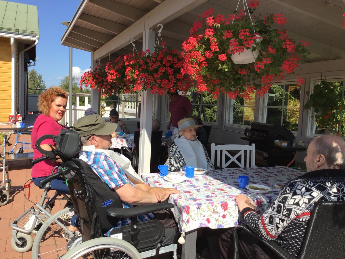 korpela_tiina's tweet photo. Nikulan väki ulkona syömässä: lihakeittoa ja vispipuuroa
#ikaalinen #Nikula #tehostettupalveluasuminen #hoitoasuurellasydämellä #kesä #pelargonit https://t.co/Fk4b0NXkgJ