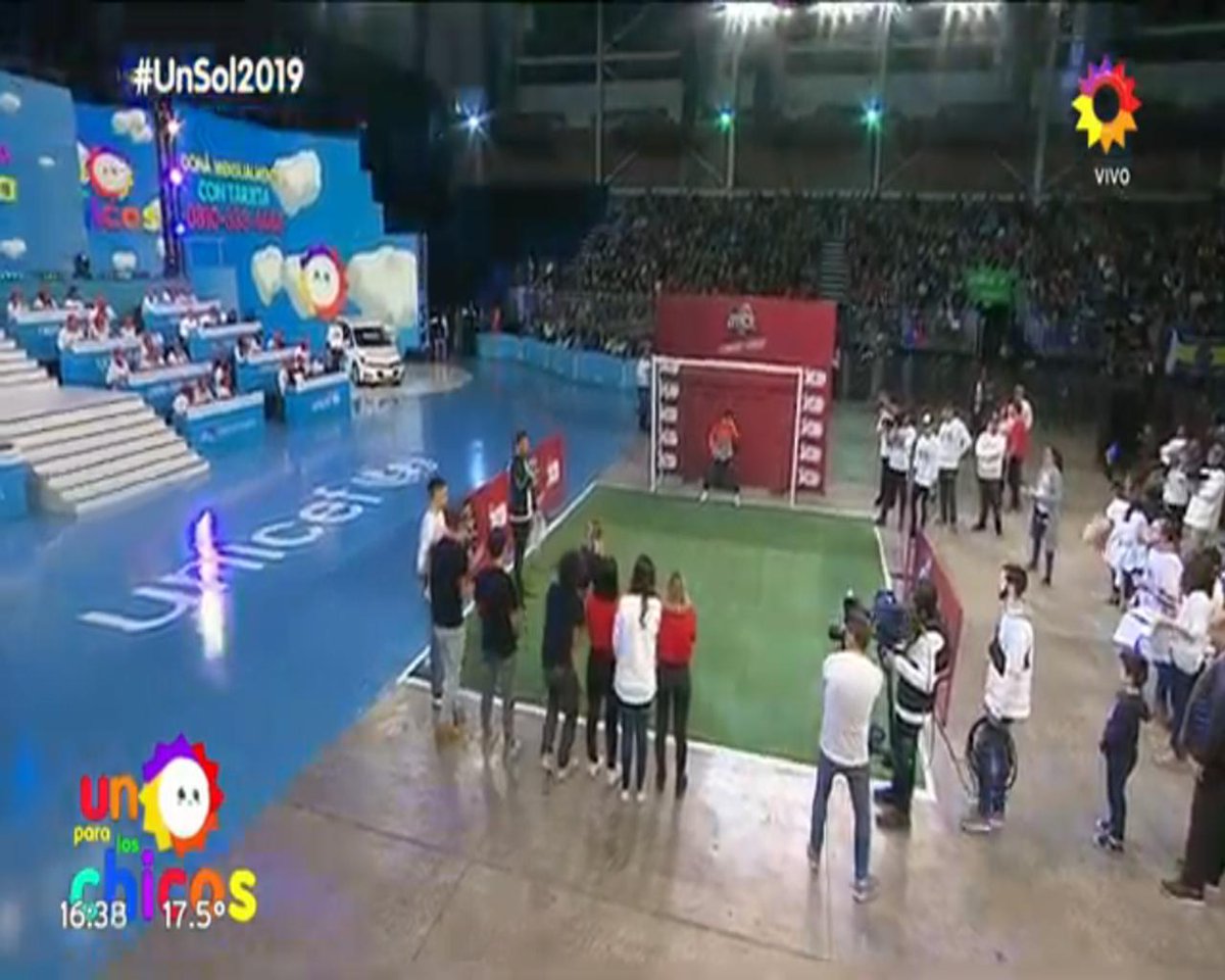 ZZNoficial's tweet photo. El #CompromisoDisney dijo Presente en #UnSol2019 por medio de #O11CE ⚽️ @javier_eloy02 @LuanBLima @vetranovpau @candegrau_ @joakota8 @Rubeooh https://t.co/jeD13CInmE