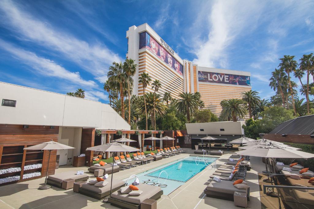 TheMirageLV's tweet photo. Cocktails 🍹 and sunshine 🔆. Welcome to paradise. #BarePool https://t.co/DLifwEPZqw