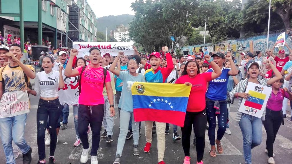 Nuestra juventud levanta  el tricolor ante el mundo, diciendo #NoMásTrump #NoMásImperialismo esta juventud rebelde es la esperanza que todos juntos construimos para seguir siendo leales y no traidores a la Patria de Bolívar y de Chávez.