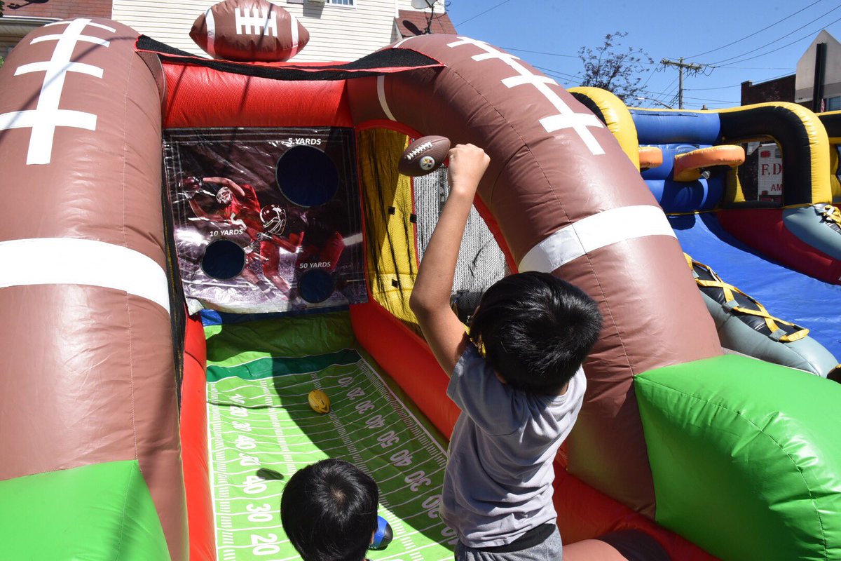 FDNY's tweet photo. We had so much fun at today’s #FDNY Block Party #onStatenIsland! Join us in the #Bronx on August 17 for the next Block Party! Visit #Engine48 and #Ladder56 at 2417 Webster Ave. from 11am-4pm. See a full list of Summer Block Party dates and locations at https://t.co/knqexVdQef https://t.co/608U6qBO7h